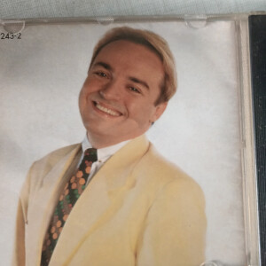 Gugu Liberato posou com o mesmo paletó amarelo para foto de seu CD de 1994