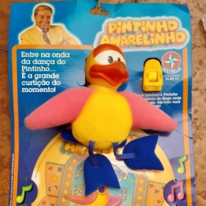 Gugu Liberato também surgiu com o paletó amarelo em capa do brinquedo 'Pintinho Amarelinho'