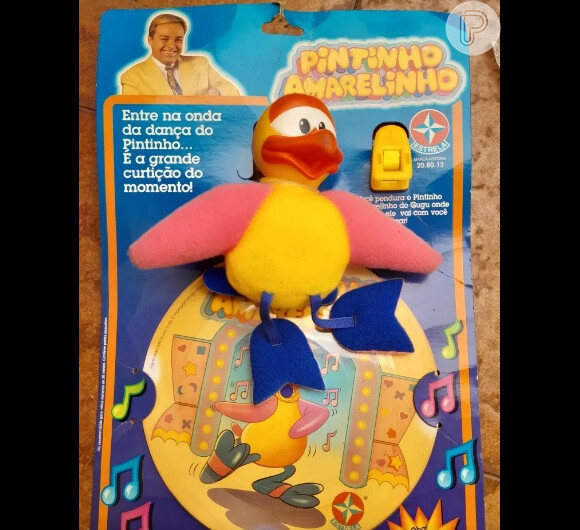Gugu Liberato também surgiu com o paletó amarelo em capa do brinquedo 'Pintinho Amarelinho'