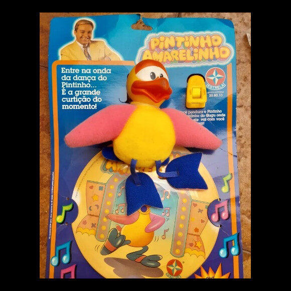 Gugu Liberato também surgiu com o paletó amarelo em capa do brinquedo 'Pintinho Amarelinho'