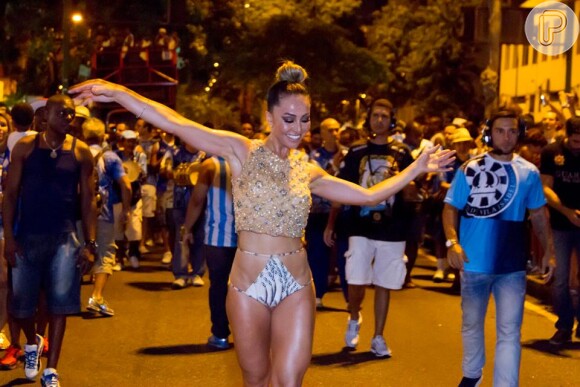 Sabrina Sato mostra samba no pé no ensaio de rua da Unidos de Vila Isabel