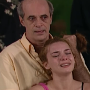 No final de 'Mulheres Apaixonadas', Dóris (Regiane Alves0 apanha do pai Carlão (Marcos Caruso) e se redime dos seus erros
