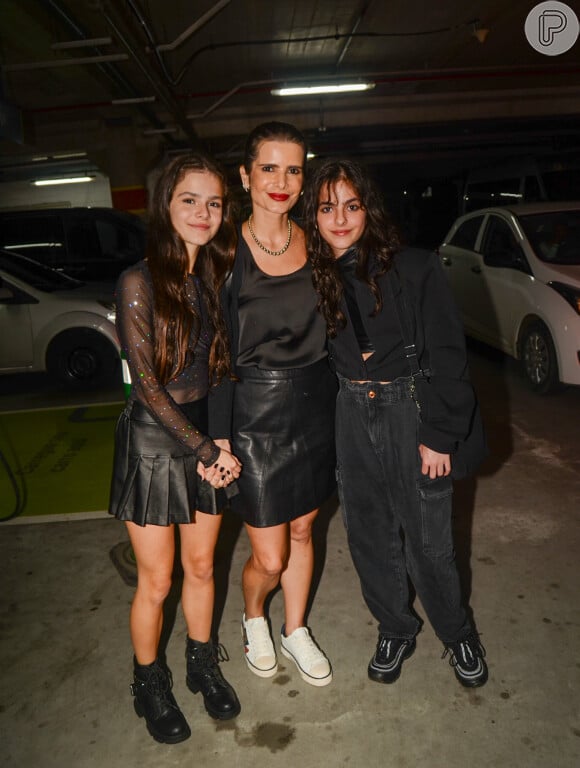 Filhas de Luciano Camargo e Flavia Camargo, Isabella e Helena, 13 anos, combinaram look all black para show em 10 de outubro de 2023