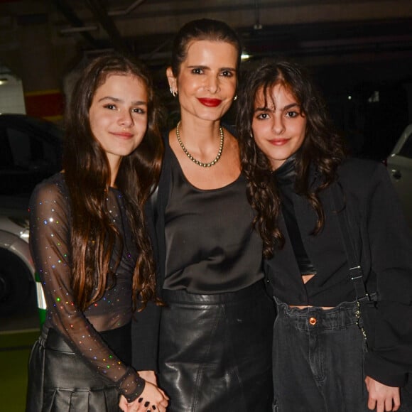 Filhas de Luciano Camargo e Flavia Camargo, Isabella e Helena, 13 anos, combinaram look all black para show em 10 de outubro de 2023