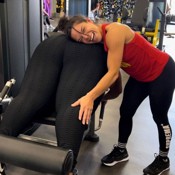 Jojo Todynho postou foto ousada com a personal trainer para comemorar volta à academia