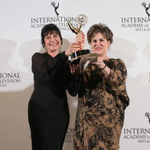 Thelma Guedes e Duca Rachid segurando o Emmy Internacional de 2014 pelo prêmio de melhor novela por 'Joia Rara'