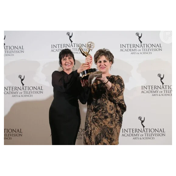 Thelma Guedes e Duca Rachid segurando o Emmy Internacional de 2014 pelo prêmio de melhor novela por 'Joia Rara'