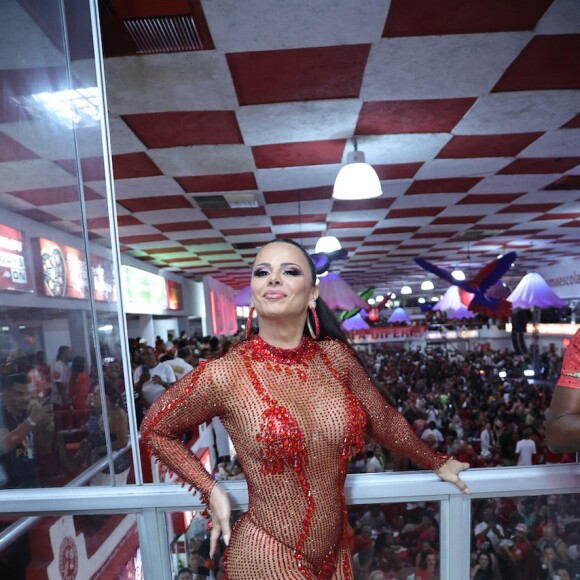 Viviane Araujo ousou ao escolher um macacão rendado para noite de samba em esquenta do carnaval 2024 em 11 de outubro de 2023