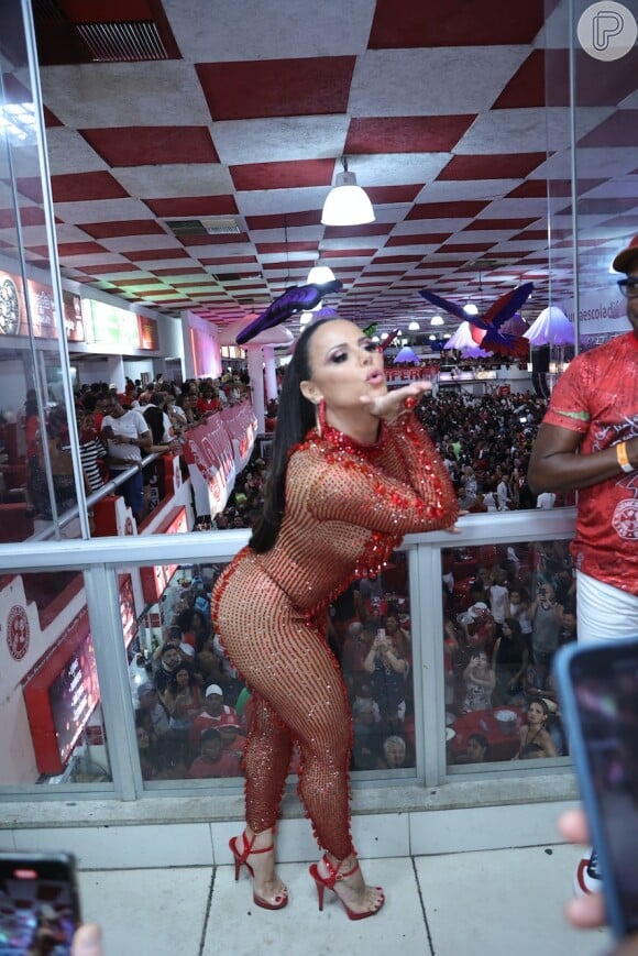 Viviane Araujo arrasou com seu look para a noite que definiu o samba do Salgueiro ao carnaval 2024