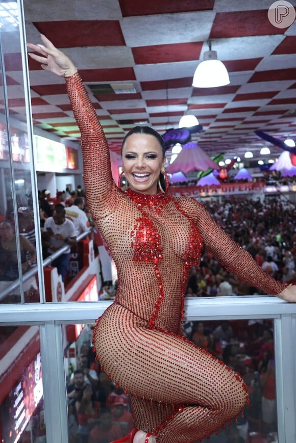 Viviane Araujo atualizou o resultado da lipo com macacão rendado para noite de esquenta do carnaval 2024