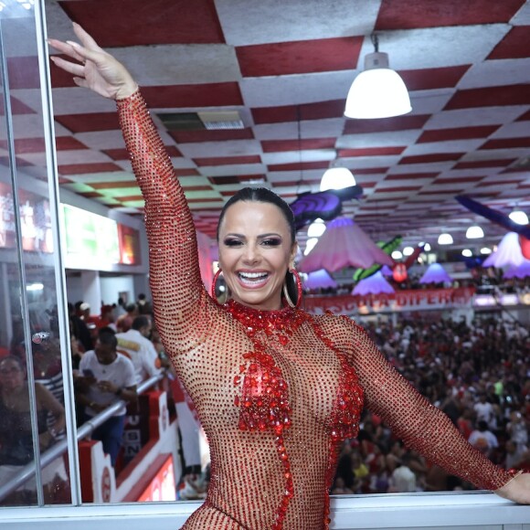 Viviane Araujo atualizou o resultado da lipo com macacão rendado para noite de esquenta do carnaval 2024