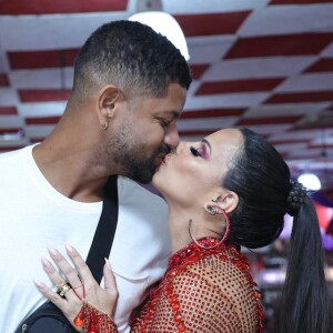 Viviane Araujo renovou beijos com o marido, Guilherme Militão
