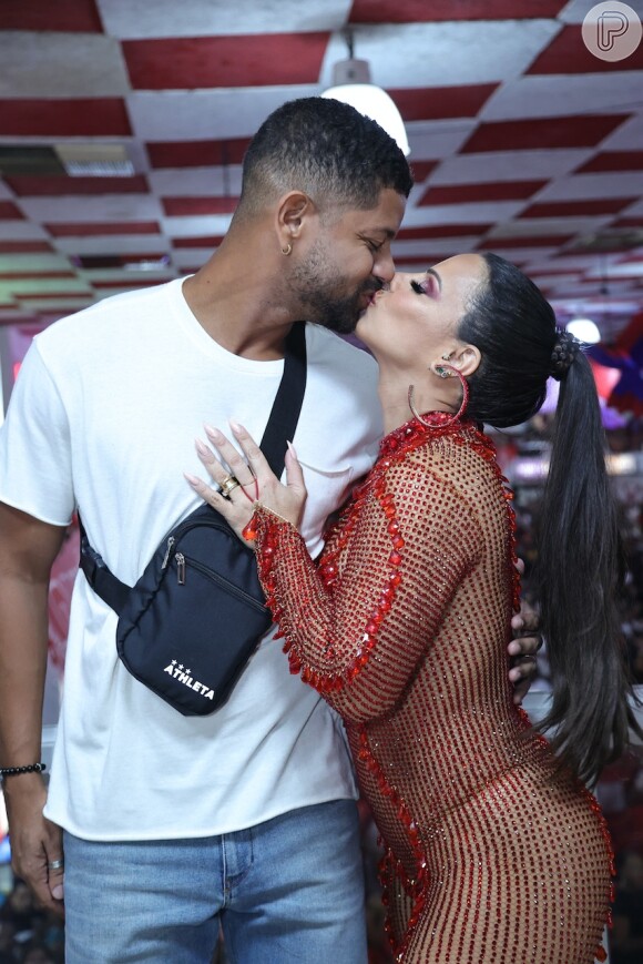 Viviane Araujo renovou beijos com o marido, Guilherme Militão