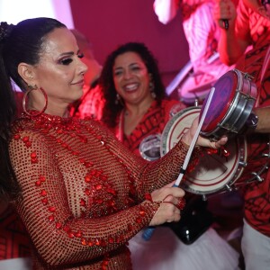 Viviane Araujo tocou o tamborim em noite de escolha do samba do Salgueiro para o carnaval 2024