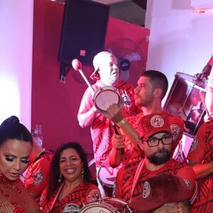 Viviane Araujo e os ritmistas do Salgueiro, escola da qual é rainha de bateria para o carnaval 2024