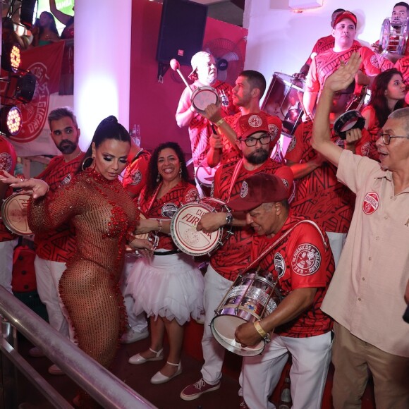 Viviane Araujo e os ritmistas do Salgueiro, escola da qual é rainha de bateria para o carnaval 2024