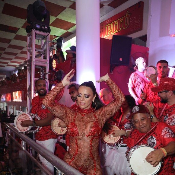 Viviane Araujo é rainha de bateria do Salgueiro há 15 anos (2009-2023)