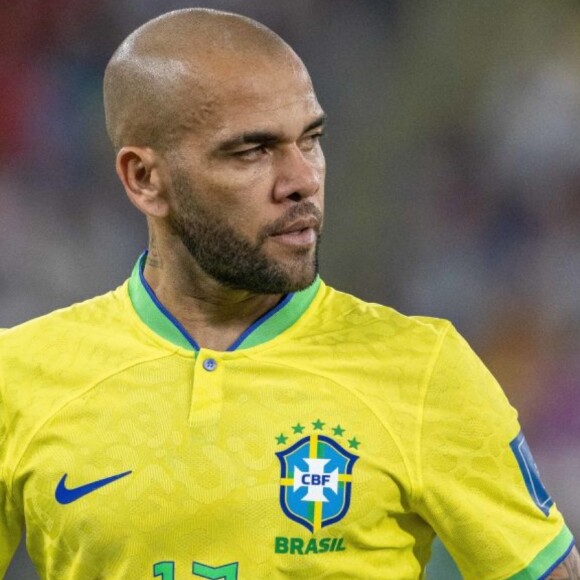 Daniel Alves muda tática para julgamento na Espanha