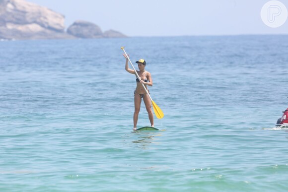 Sabrina Sato exibe boa forma com biquínio fio-dental em praia do Rio de Janeiro