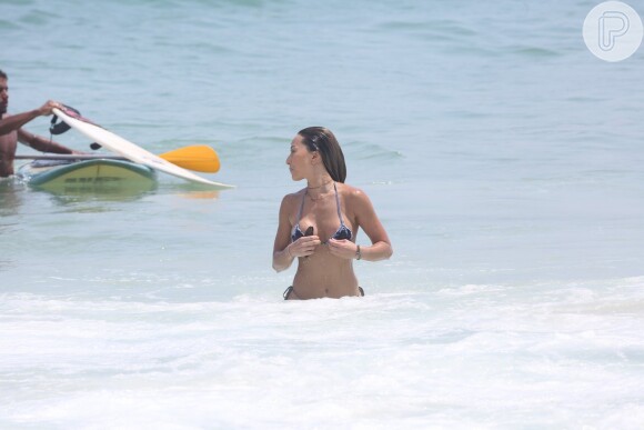 Sabrina Sato exibe boa forma em praia do Rio com biquíni fio-dental