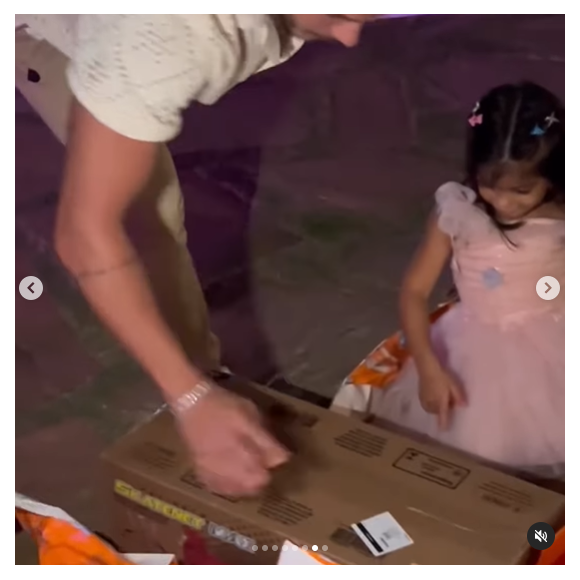 Arthur Aguiar dá presente para a filha, Sophia Cardi, que tem reação gravada para as redes sociais
