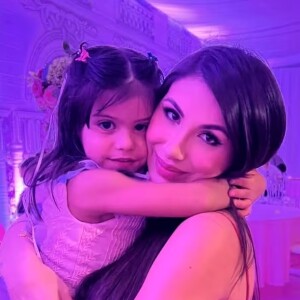 Ex de Arthur Aguiar, Jheny Santucci marcou sua presença na festa da ex enteada Sophia Cardi