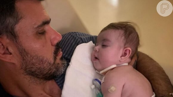 Juliano Cazarré de divide entre os Estúdios Globo e sua casa para ajudar no tratamento da filha
