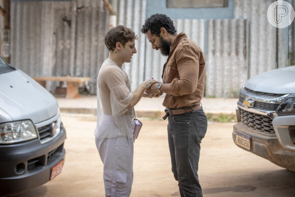 Ramiro e Kelvin (Diego Martins) estão conquistando o Brasil com um caso amoroso que avança aos poucos