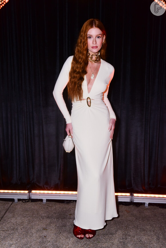 Vestido branco fashionista foi aposta de Marina Ruy Barbosa em outra ocasião: a atriz completou visual com mix de colares