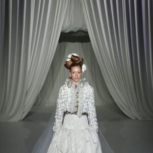 Marina Ruy Barbosa surgiu em look fashionista de noiva na Semana de Moda de Alta Costura de Paris