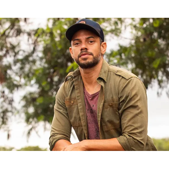 Em Terra e Paixão, Jonatas (Paulo Lessa) fica paraplégico após levar um tiro no lugar de Aline (Barbara Reis)