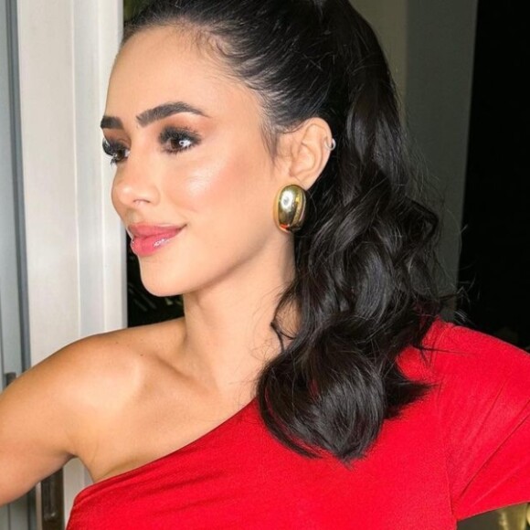 Bruna Biancardi surge com barriga de grávida em look vermelho sensual