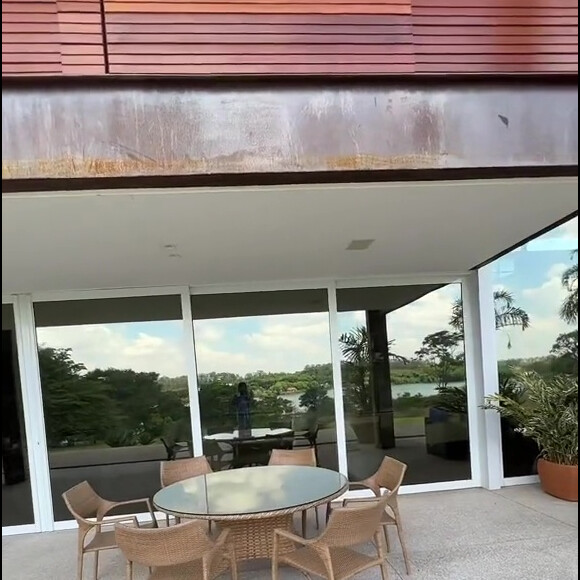 Mansão de Glória Pires é toda revestida de vidro, imprimindo ainda mais profundidade à casa