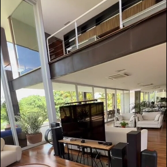 Mansão de Glória Pires tem uma TV no nível do chão, que pode ser "escondida" para garantir ainda mais espaço