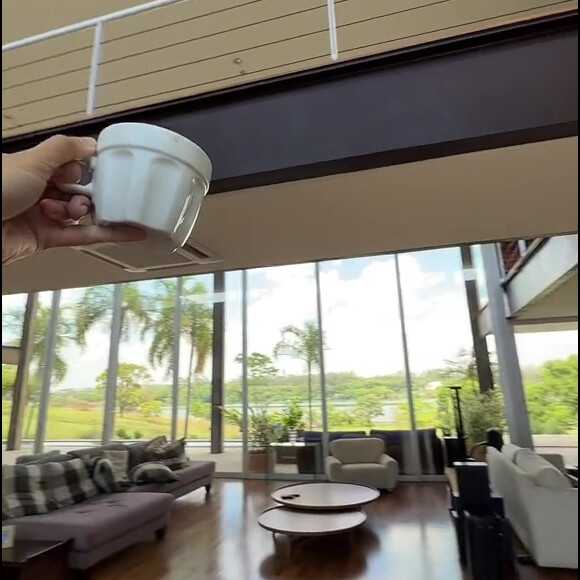 Mansão de Glória Pires traz uma passarela suspensa que dá acesso ao segundo andar