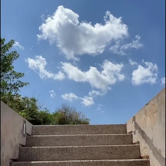 Mansão de Glória Pires tem escada com vista privilegiada para o céu