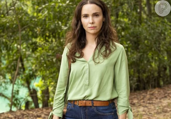 Em Terra e Paixão, Lucinda (Debora Falabella) avisa para Aline (Barbara Reis) que ela está grávida