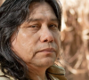 Em Terra e Paixão, Jurecê (Daniel Munduruku) salva Vinícius (Paulo Rocha) da morte