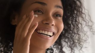 Como escolher o creme hidratante ideal para a área dos olhos?