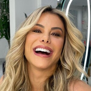 Poliana Rocha deu uma resposta afiada para um seguidor que a questionou sobre ser chamada de corna na web