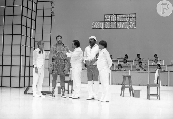 Mussum ao lado de Maguila, Zacarias, Dedé Santana e Renato Aragão em foto de 1986 na primeira edição da campanha 'Criança Esperança'