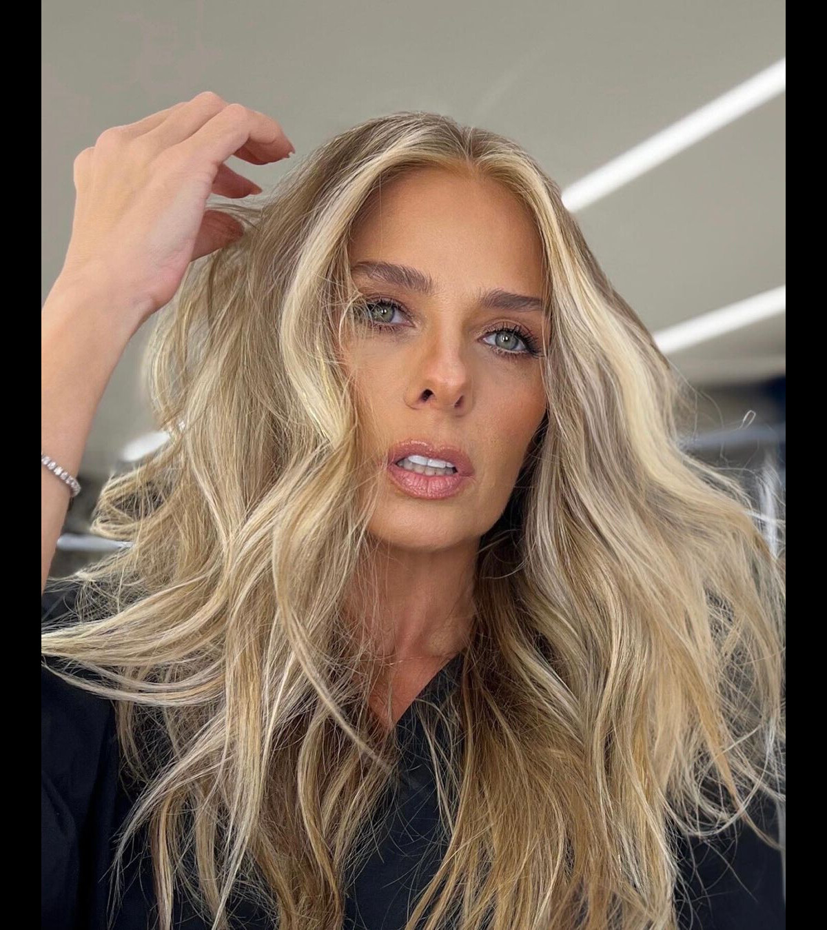 Foto: Adriane Galisteu revela que o cabelo loiro é um xodó em sua 