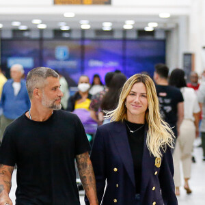 Mom jeans foi aposta de Giovanna Ewbank para viajar com o marido, Bruno Gagliasso