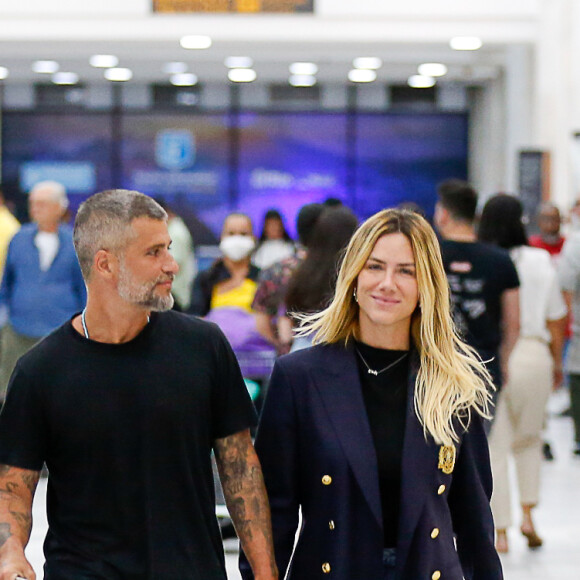 Mom jeans foi aposta de Giovanna Ewbank para viajar com o marido, Bruno Gagliasso