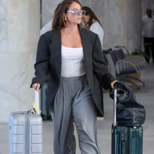 Blazer oversized foi aposta de Paolla Oliveira como agasalho em aerolook