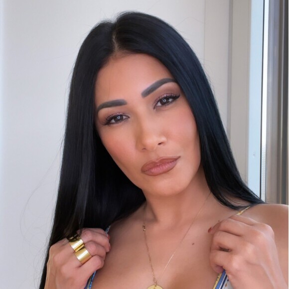 Simaria não deu ouvidos às críticas e repetiu o que mais tem feito nos últimos tempos: publicou fotos sensuais no Twitter