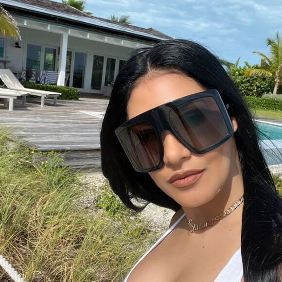 Simaria ainda publicou uma selfie que destacava um decote bastante generoso: 'A felicidade é um estado de espírito'