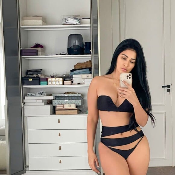 Seja de biquíni ou calcinha e sutiã, Simaria sempre exibe o corpo em peças ousadas