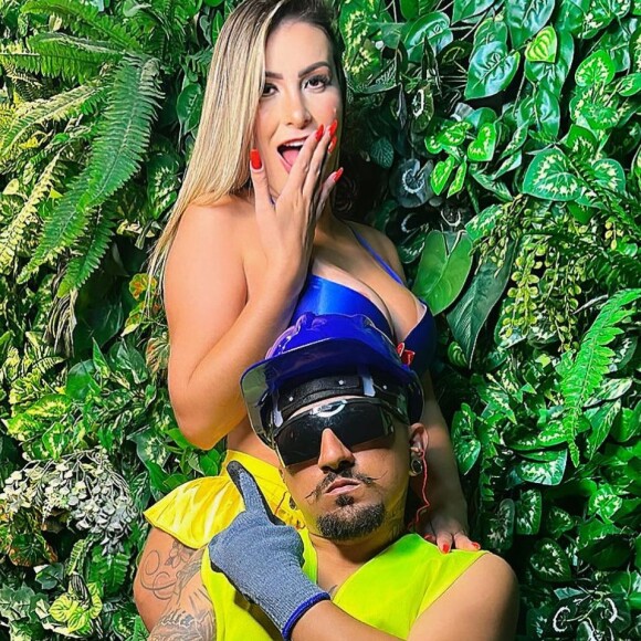 Anão Pistolinha também gerou polêmica ao surgir gravando com Andressa Urach