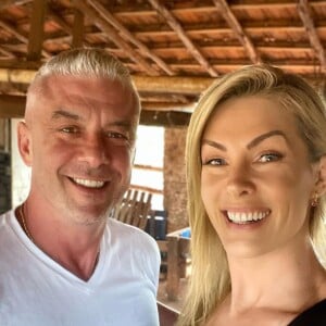 Ana Hickmann ficou com braço machucado e precisou passar a usar a tipoia depois de ter o membro imprensado pelo marido, Alexandre Correa, em porta durante briga